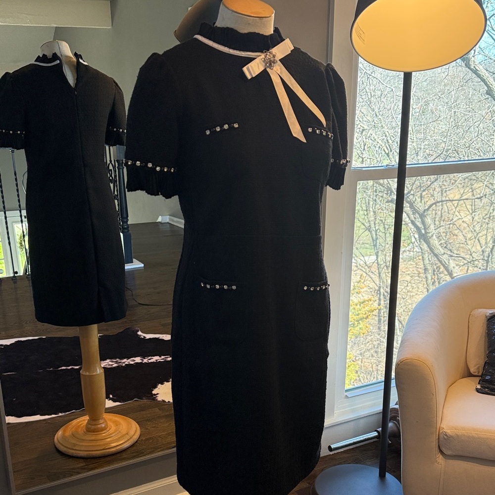Elegant Black Short-Sleeve Shift Dress with Ribbon Detail